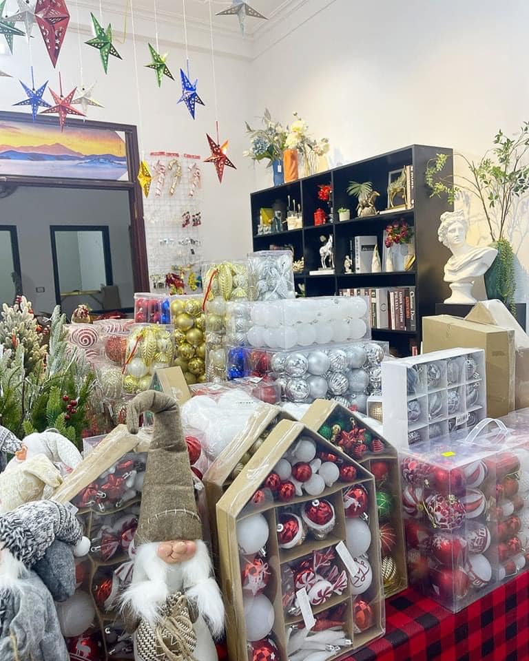 Đa số cửa h&agrave;ng kinh doanh tr&aacute;i ch&acirc;u, d&acirc;y tuyết, d&acirc;y kim tuyến, v&ograve;ng nguyệt quế, người tuyết, tuần lộc&hellip; với nhiều mẫu m&atilde;, mức gi&aacute; kh&aacute;c nhau.