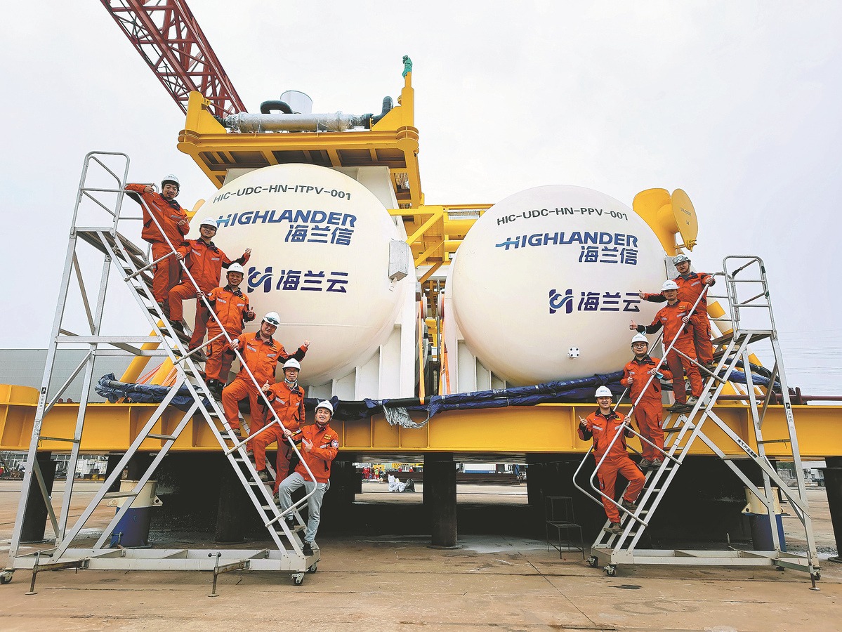 Công nhân tập trung tại công trường xây dựng trung tâm dữ liệu dưới nước của Highlander ở Thiên Tân vào tháng 10. Ảnh: Nhật báo Trung Quốc