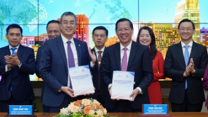 HCMC & Vietnam Airlines sign cooperation program for 2023-2027