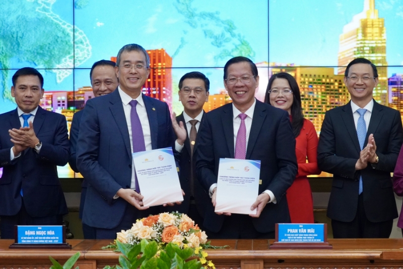 HCMC & Vietnam Airlines sign cooperation program for 2023-2027