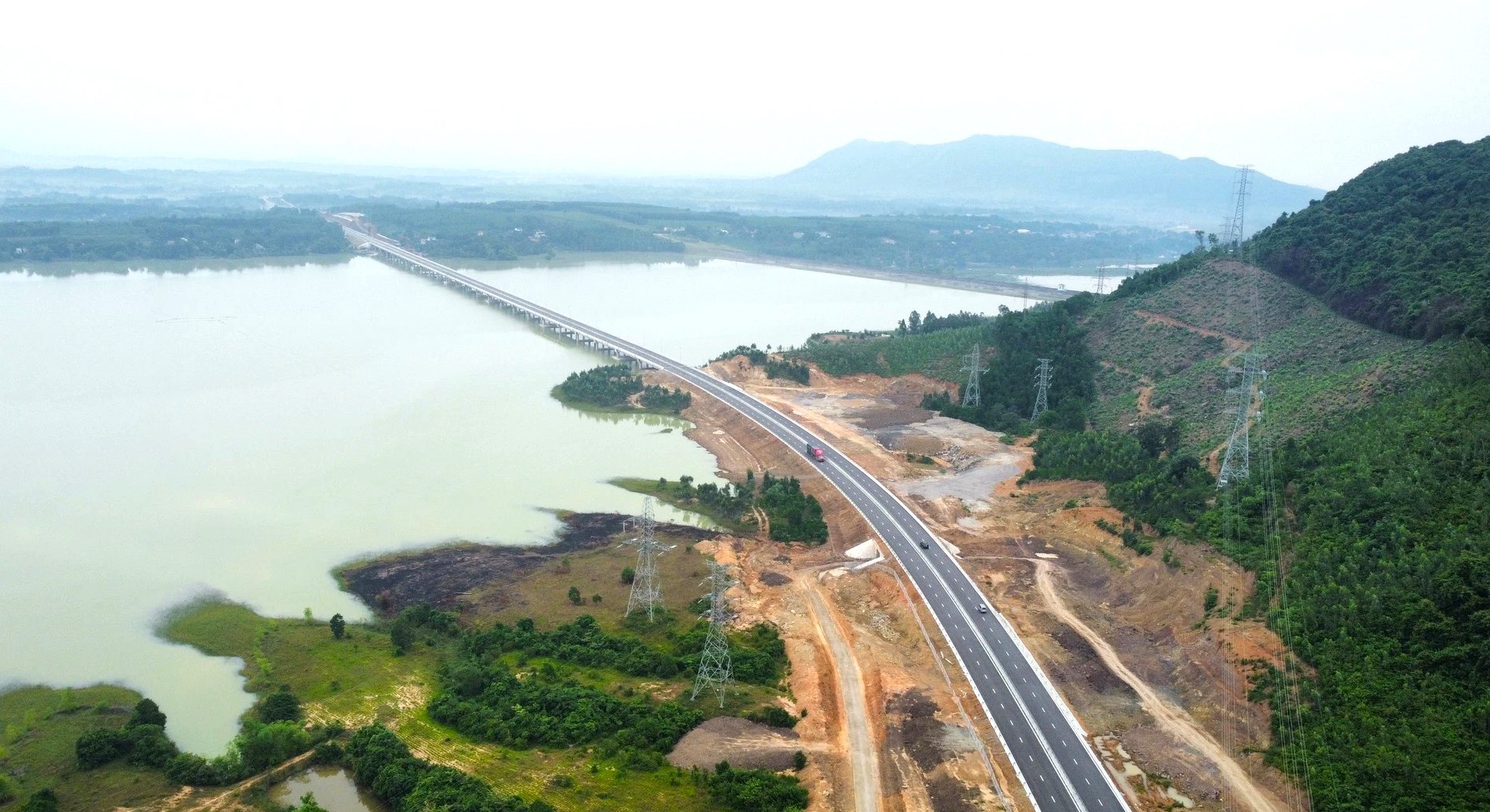 Đoạn tuyến cao quốc lộ 45 - Nghi Sơn vượt qua hồ Yên Mỹ, thuộc địa phận xã Yên Mỹ, huyện Nông Cống, tỉnh Thanh Hoá