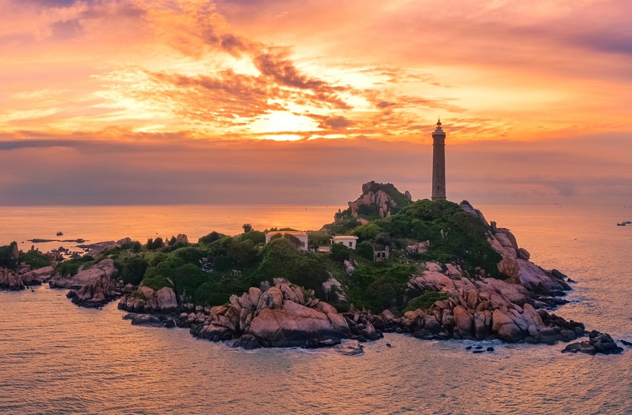 Kê Gà chỉ cách TP. Phan Thiết hơn 1 tiếng chạy xe máy, và khoảng hơn 2 giờ nếu di chuyển từ TP.HCM.
