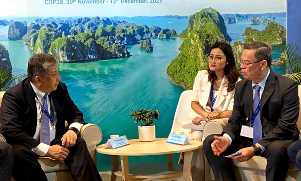 Chủ tịch HĐQT VietinBank Trần Minh Bình và ông Koichiro Oshima, Giám đốc điều hành, Giám đốc Đơn vị Kinh doanh Giải pháp Tài chính, MUFG (trái) thảo luận về các cơ hội hợp tác trong lĩnh vực tài chính bền vững.