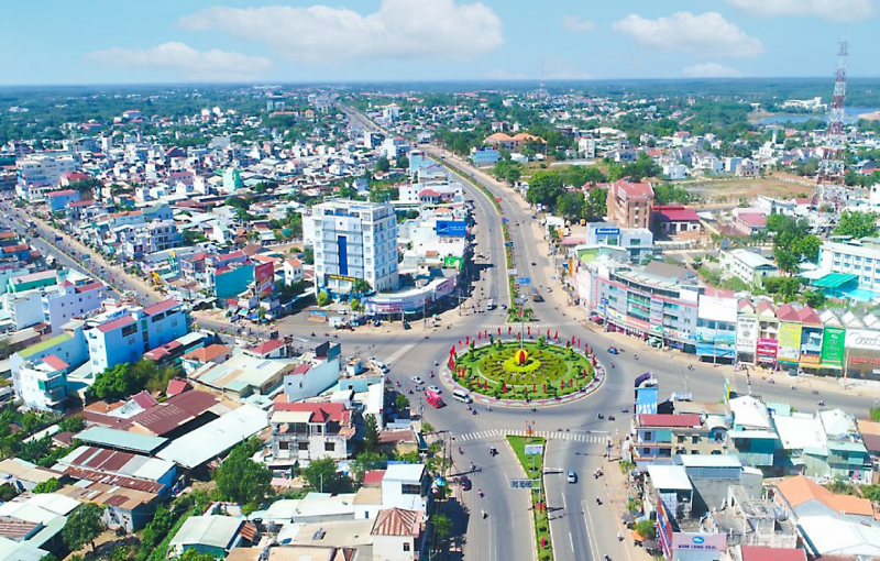 Mặc dù có tốc độ tăng trưởng kinh tế bình quân chung cao nhất vùng Đông Nam Bộ (7,36%), Bình Phước cũng là một trong bốn địa phương có tỷ lệ giải ngân vốn đầu tư công thấp hơn mức bình quan chung cả nước. Trong ảnh: Trung tâm TP. Đồng Xoài.