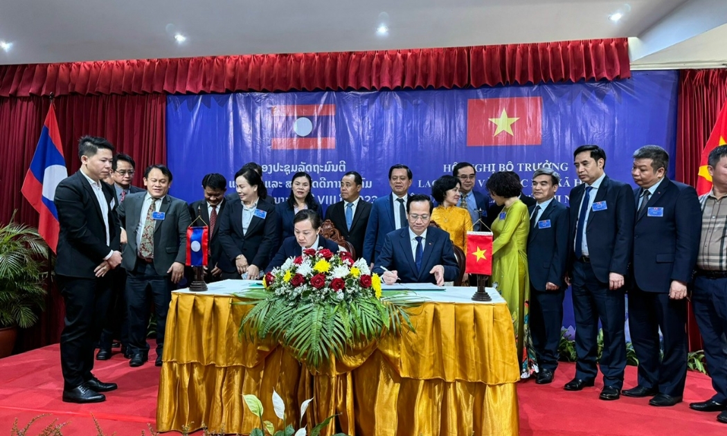 Bộ trưởng Bộ Lao động và Phúc lợi xã hội Lào Bay Kham Khat Thi Nha và Bộ trưởng Bộ Lao động - Thương binh và Xã hội Việt Nam Đào Ngọc Dung ký kết hợp tác giữa hai Bộ giai đoạn 2023-2025. Ảnh - MOLISA. 