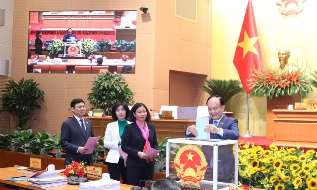 Các đại biểu HĐND TP bỏ phiếu tín nhiệm
