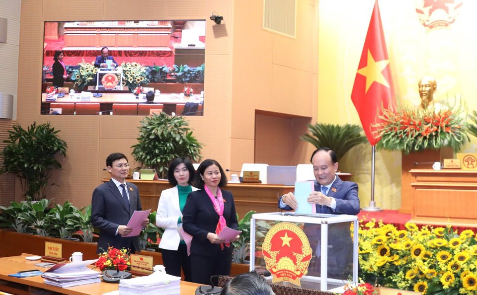 Các đại biểu HĐND TP bỏ phiếu tín nhiệm 