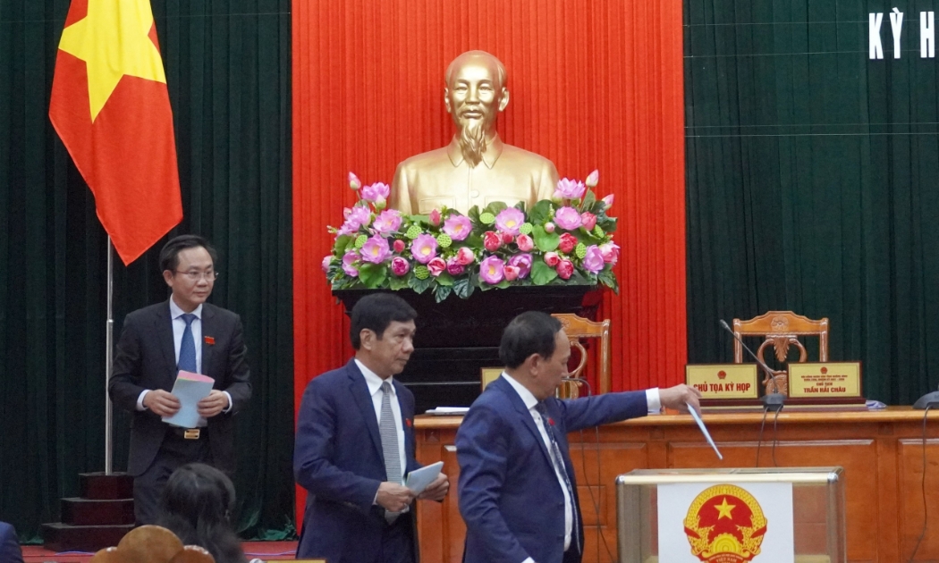 Các đại biểu bỏ phiếu tín nhiệm. Ảnh: N.M