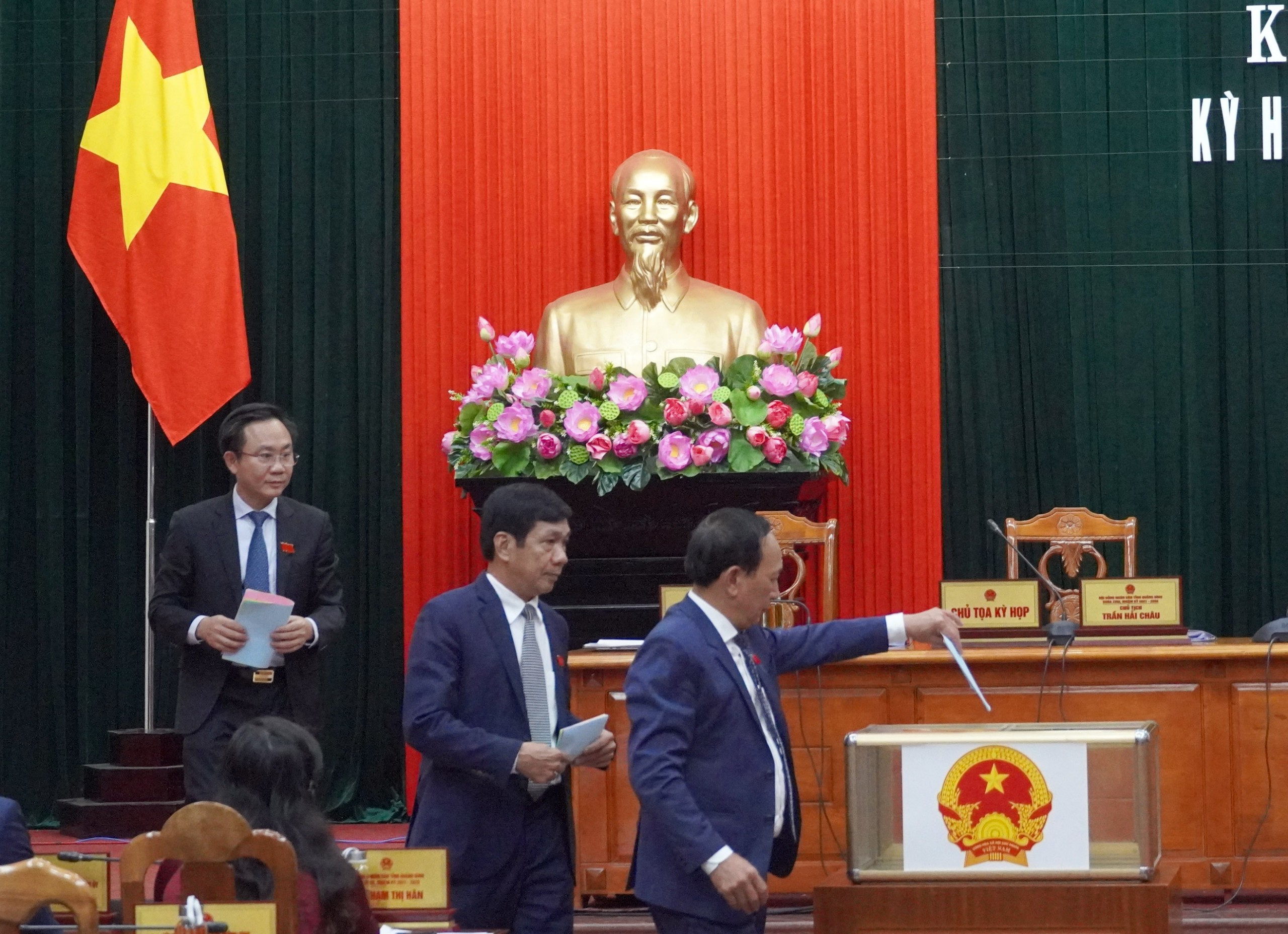 Các đại biểu bỏ phiếu tín nhiệm. Ảnh: N.M