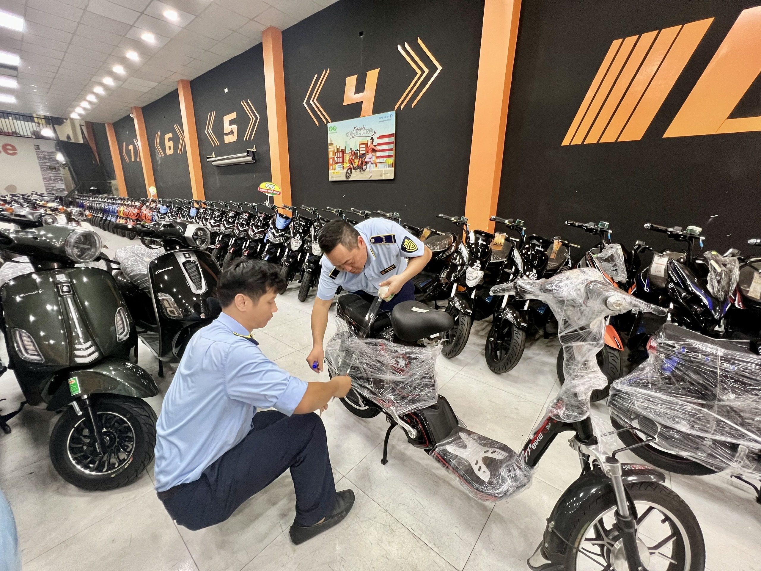 Trên 200 chiếc xe các loại có dấu hiệu vi phạm thuộc chuỗi các cửa hàng được giới thiệu trên website phoxedien.com sau 3 ngày kiểm tra.