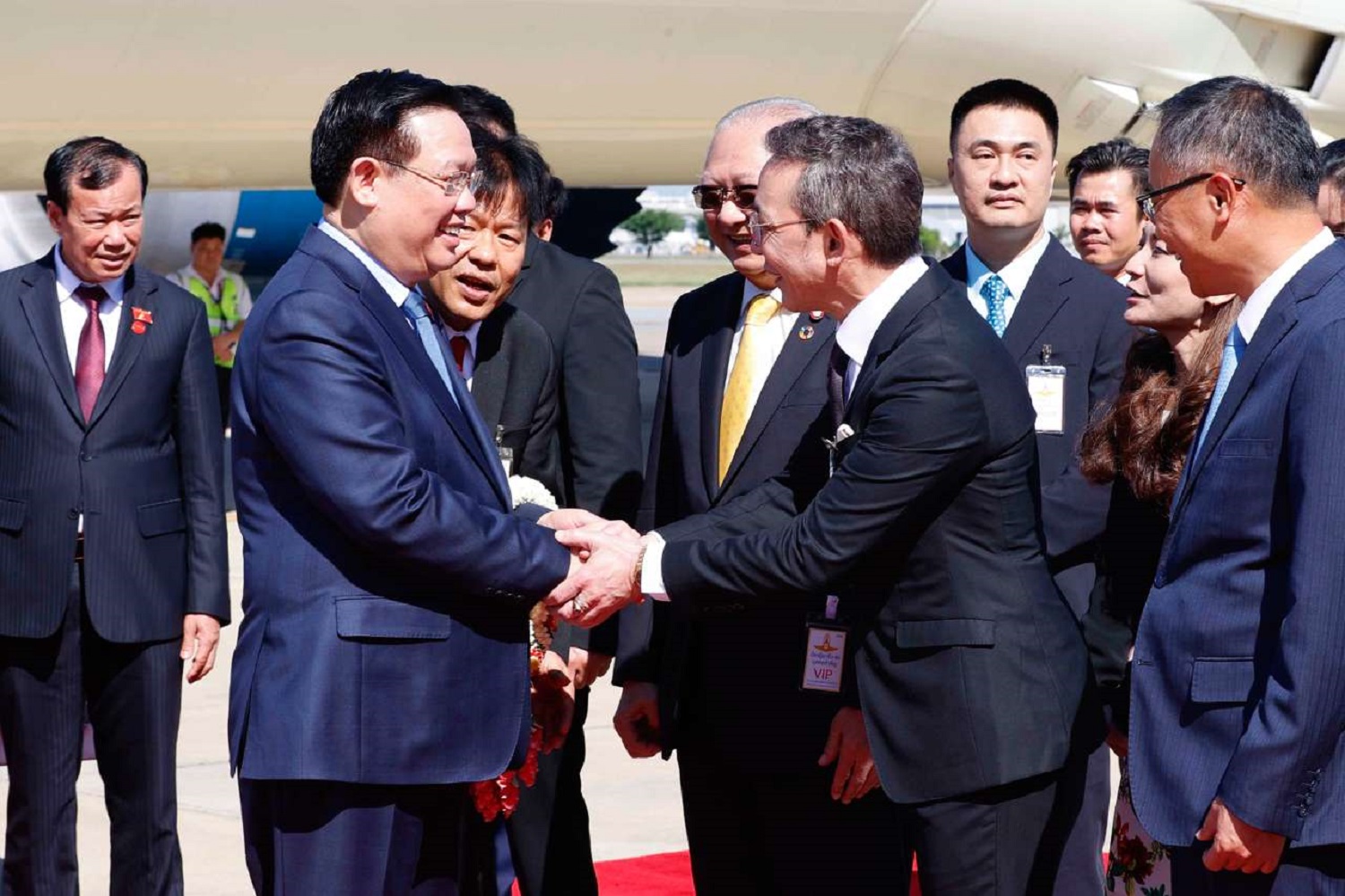 Lễ đ&oacute;n Chủ tịch Quốc hội Vương Đ&igrave;nh Huệ tại s&acirc;n bay qu&acirc;n sự Don Muang. Ảnh: Quốc hội.