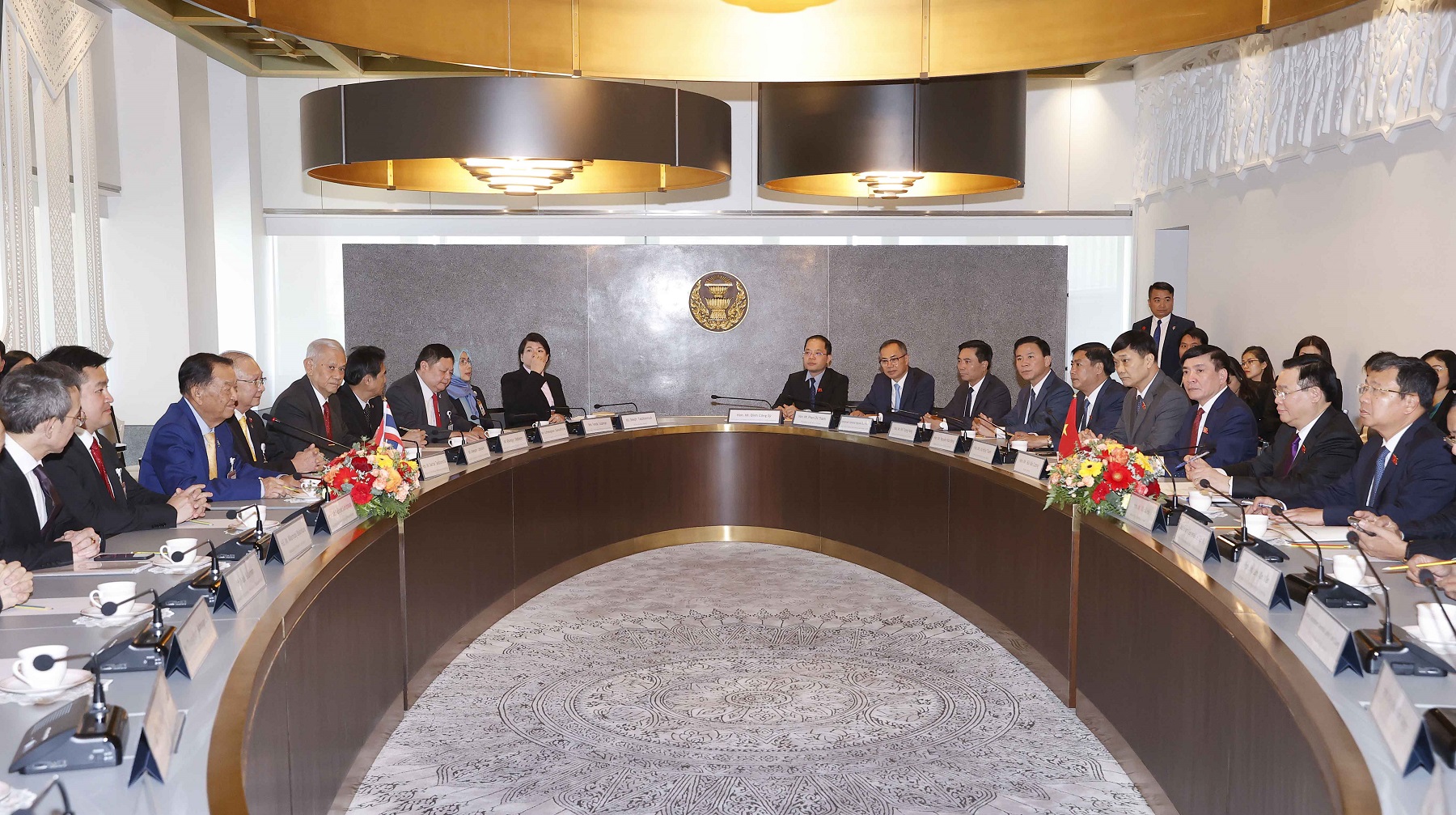 Chủ tịch Quốc hội Vương Đ&igrave;nh Huệ hội đ&agrave;m với Chủ tịch Quốc hội, Chủ tịch Hạ viện Th&aacute;i Lan Wan Muhamad Noor Matha. Ảnh: Quốc hội.