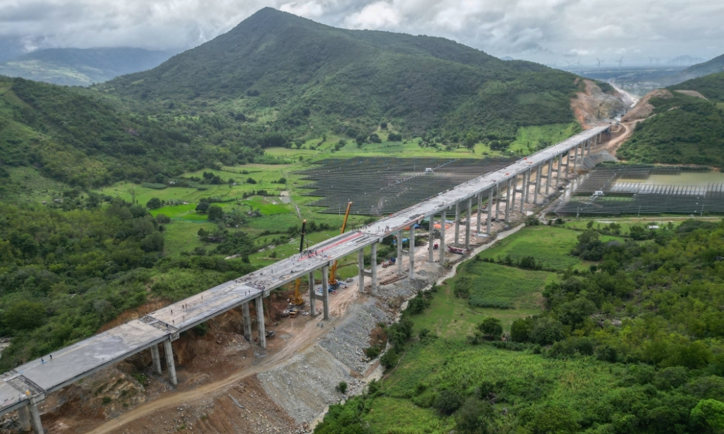 Cầu số 3 Km50 vượt thung lũng Sông Trâu dài 894 m nối Khánh Hòa và Ninh Thuận trên tuyến cao tốc Cam Lâm - Vĩnh Hảo, đã hợp long nối liền hai tỉnh Nam Trung Bộ.