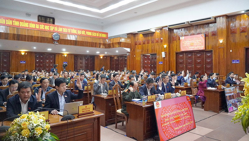 Đại biểu biểu quyết thông qua nghị quyết