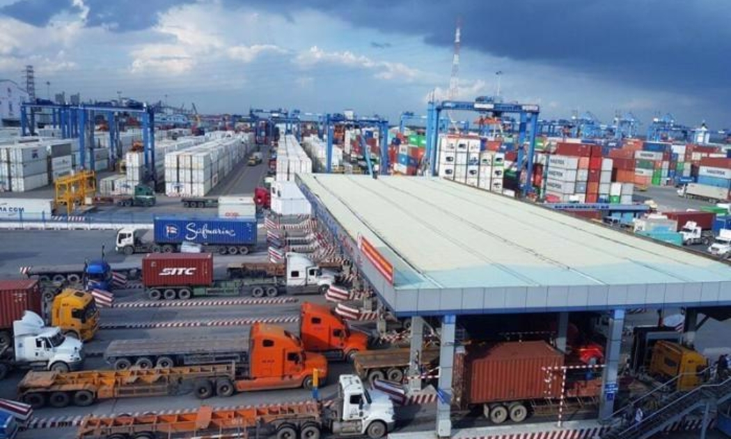 Giao thông ra/vào khu vực cảng Cát Lái (TP.HCM) hiện rất khó khăn, tình trạng ùn tắc thường xuyên xảy ra do lưu lượng xe container ra vào rất lớn.