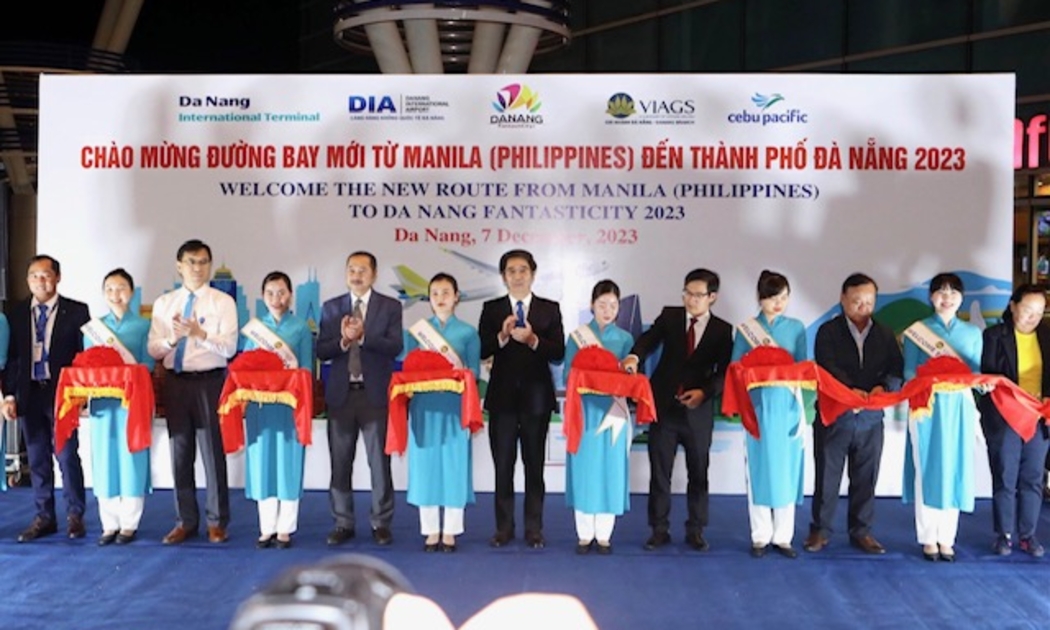 Phó Chủ tịch UBND TP Đà Nẵng Trần Chí Cường và lãnh đạo các đơn vị liên quan đón khách chuyến bay đầu tiên từ Manila hạ cánh tại Sân bay quốc tế Đà Nẵng. Ảnh: Ngô Anh Văn