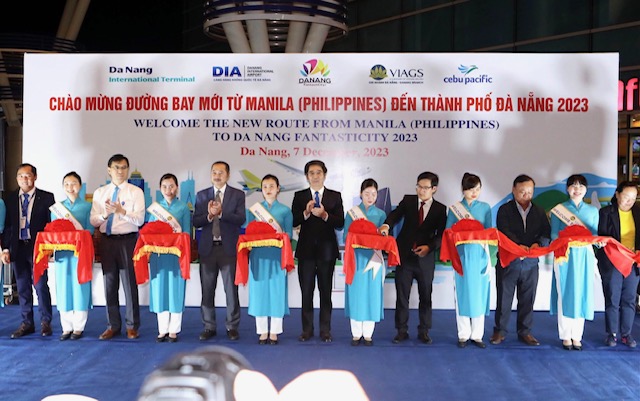 Phó Chủ tịch UBND TP Đà Nẵng Trần Chí Cường và lãnh đạo các đơn vị liên quan đón khách chuyến bay đầu tiên từ Manila hạ cánh tại Sân bay quốc tế Đà Nẵng. Ảnh: Ngô Anh Văn