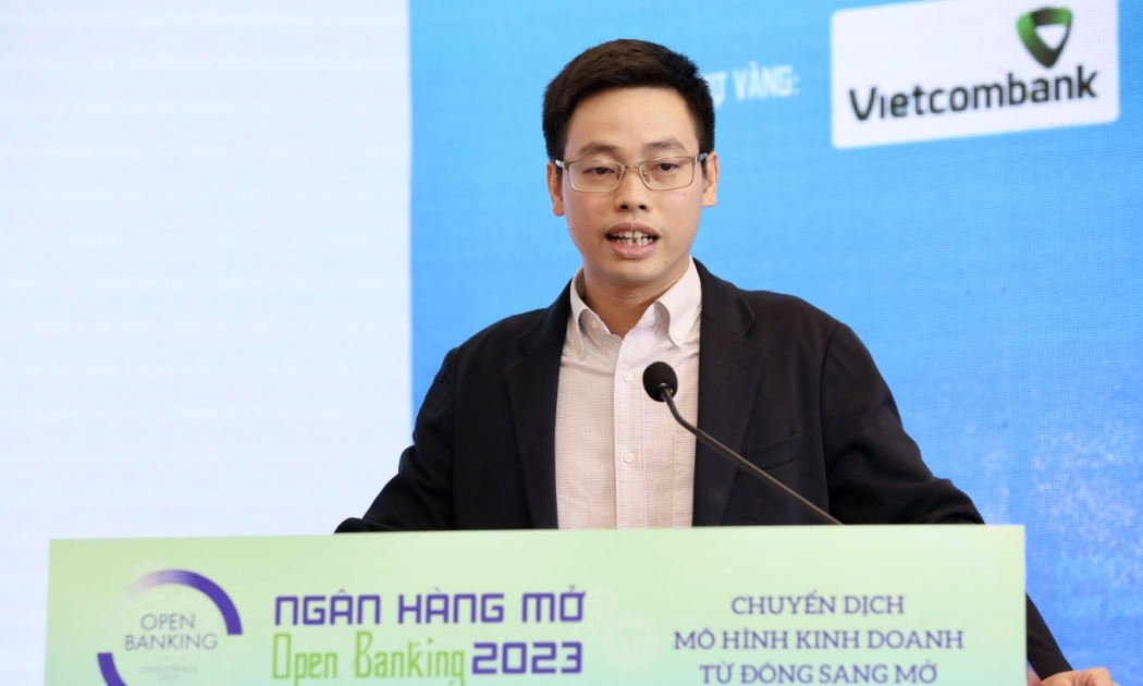 Phó Cục trưởng Cục An toàn thông tin Trần Quang Hưng chia sẻ về đảm bảo an ninh, an toàn trong giao dịch ngân hàng điện tử tại “Hội thảo Ngân hàng mở/Open Banking 2023: Chuyển dịch mô hình kinh doanh từ đóng sang mở” chiều 7/12/2023.