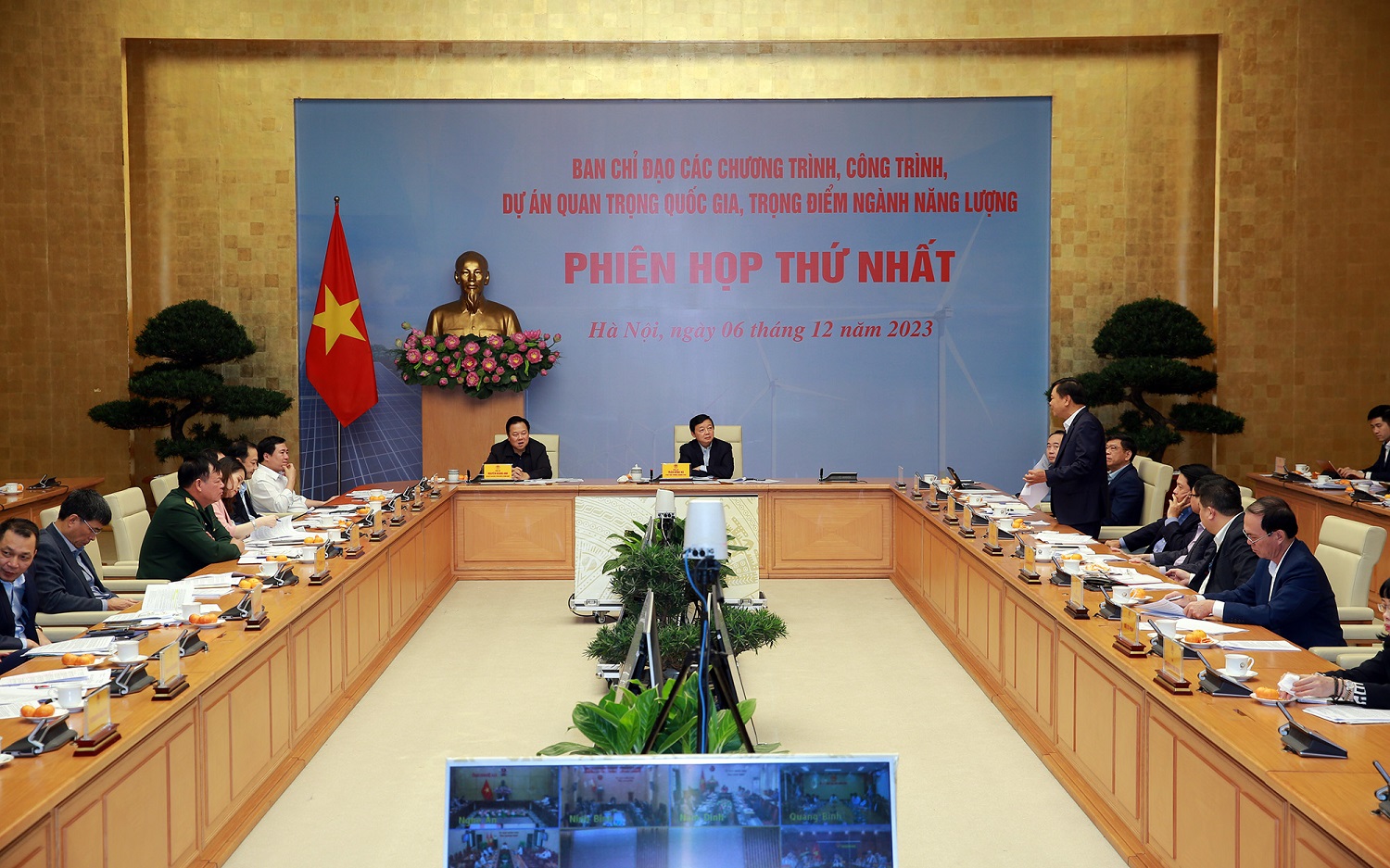 Lãnh đạo, đại diện một số bộ, ngành, địa phương nhấn mạnh sự cần thiết phải có tiêu chí xác định những công trình, dự án trọng điểm, có tầm quan trọng bảo đảm tính tổng thể, đồng bộ, toàn diện của hệ thống năng lượng quốc gia. Ảnh: VGP.