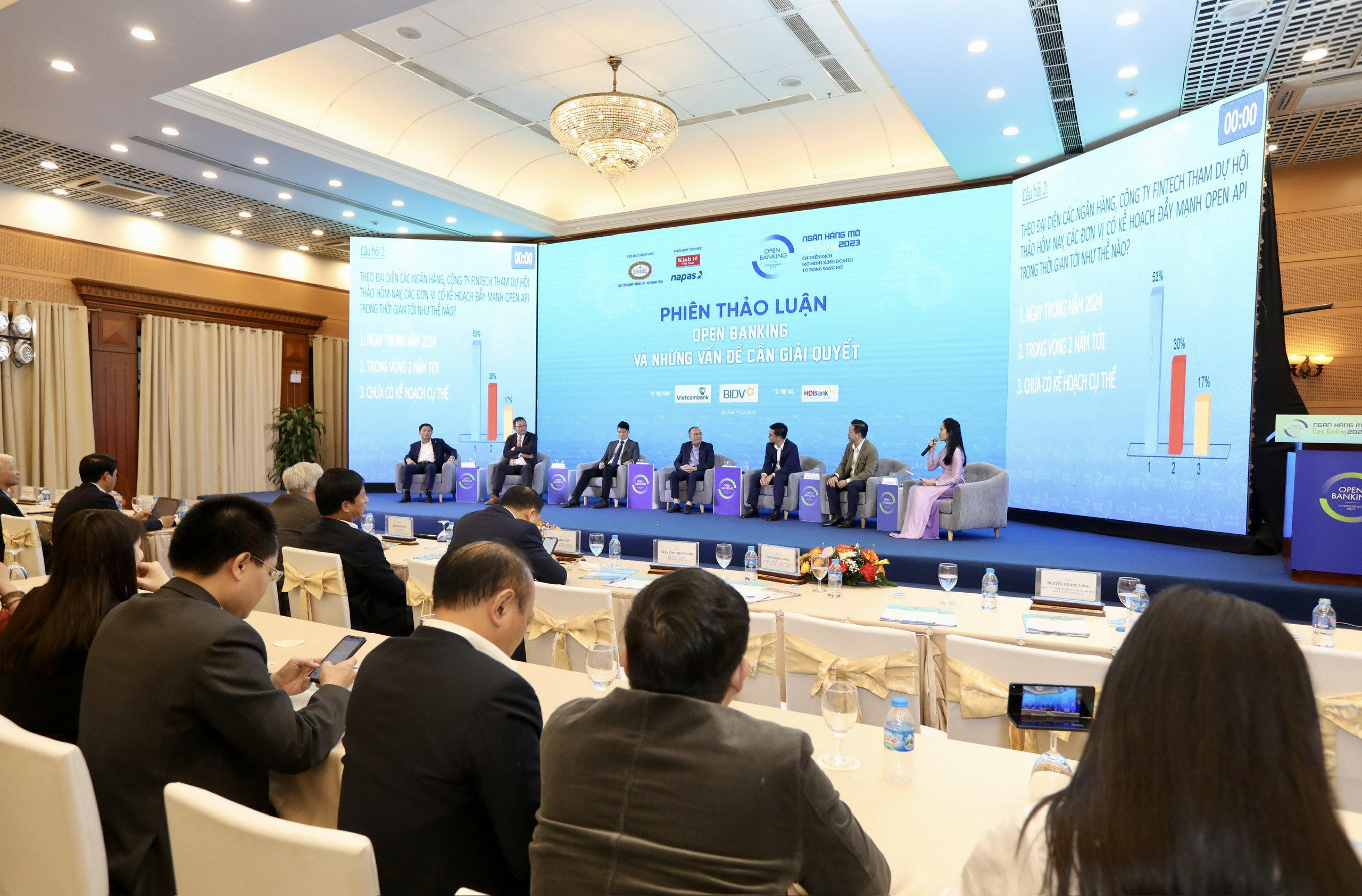 Các diễn giả trao đổi sôi nổi tại phiên thảo luận. Ảnh: Trí Dũng.