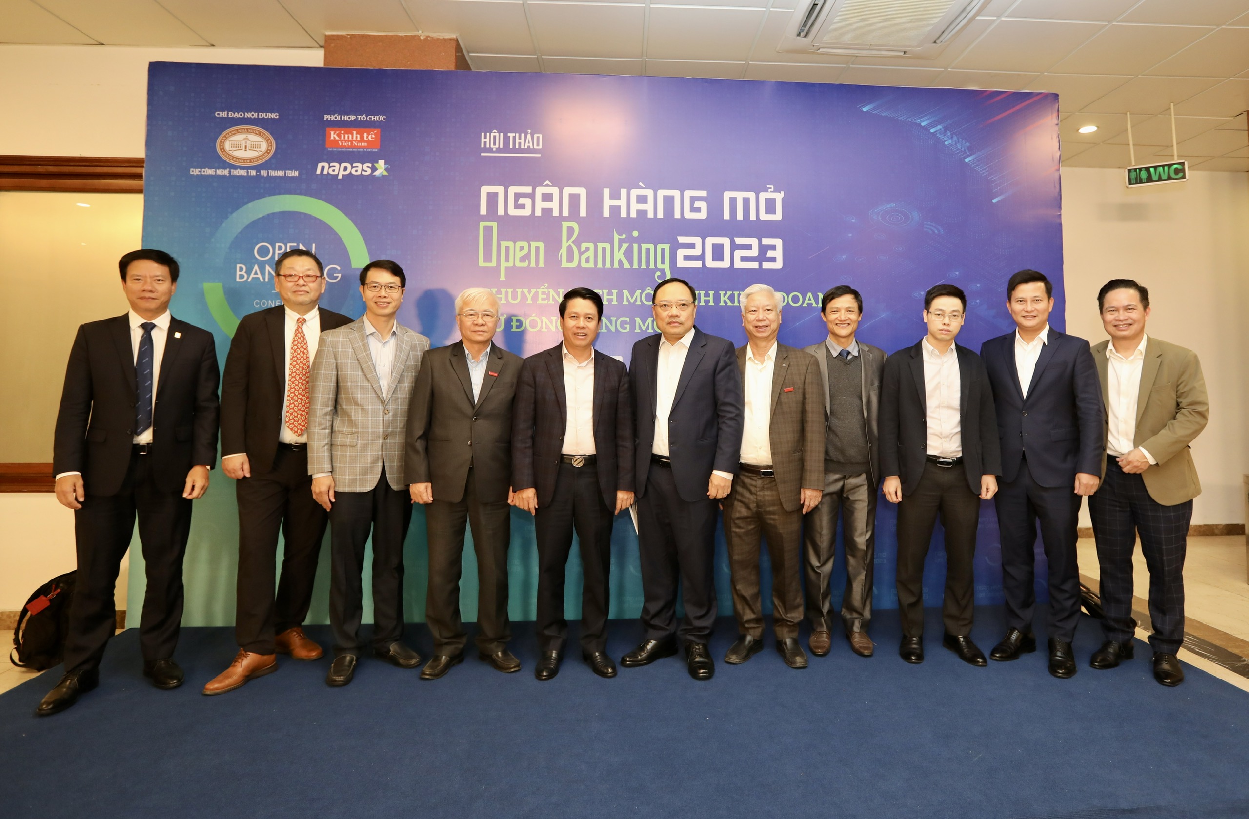 Các đại biểu chụp ảnh lưu niệm tại trước khi sự kiện được diễn ra.