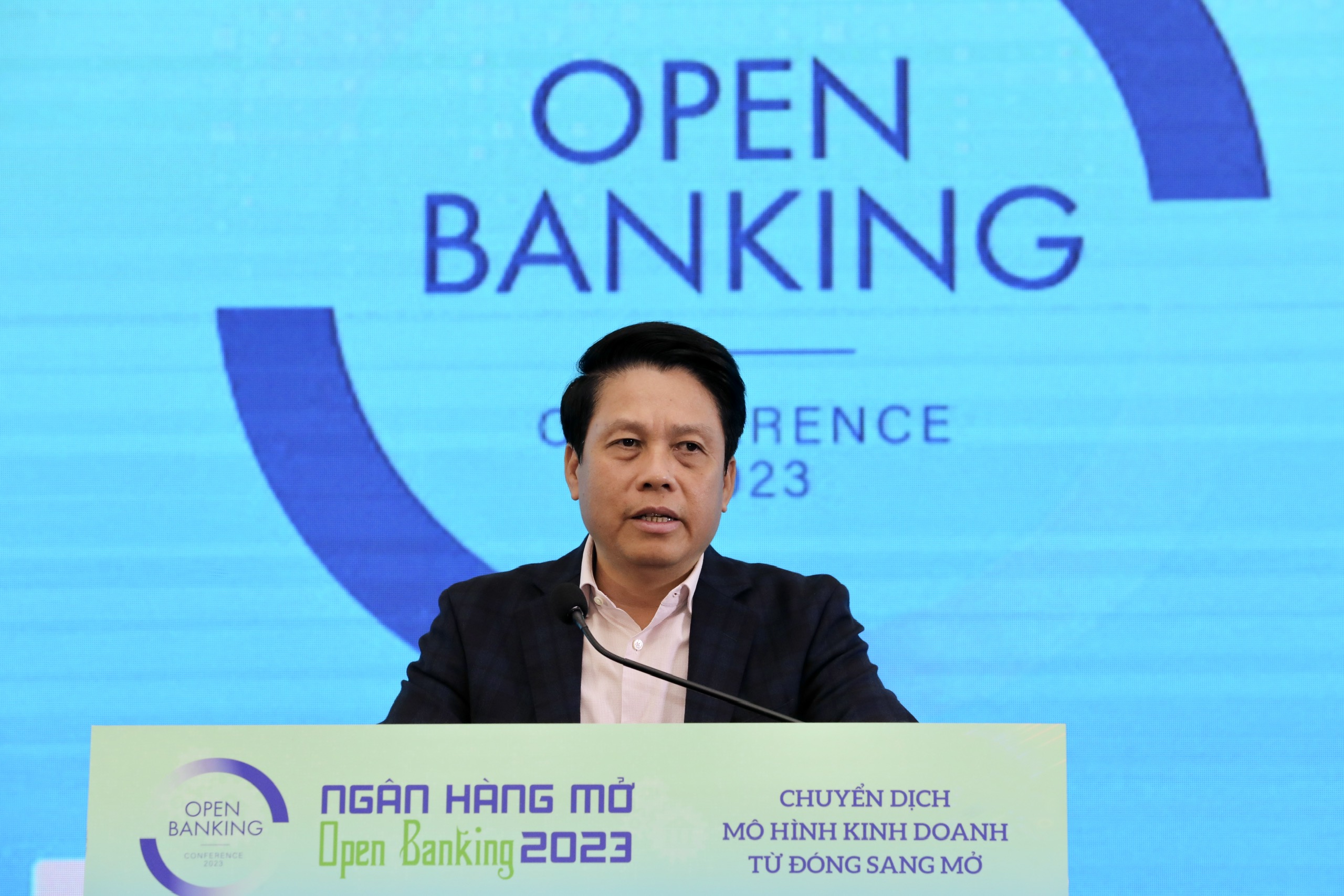 Phó Thống đốc Ngân hàng Nhà nước Phạm Tiến Dũng  cho rằng ngành ngân hàng đã manh nha triển khai Open API và Open Banking như VietinBank hay BIDV đã có Open API cho phép các cái đối tác của mình vào để kết nối, chia sẻ, trao đổi dữ liệu.. Vậy thì ở hội thảo này chúng ta sẽ xem xét là sau nhiều năm triển khai, có những điểm gì cần lưu ý... 