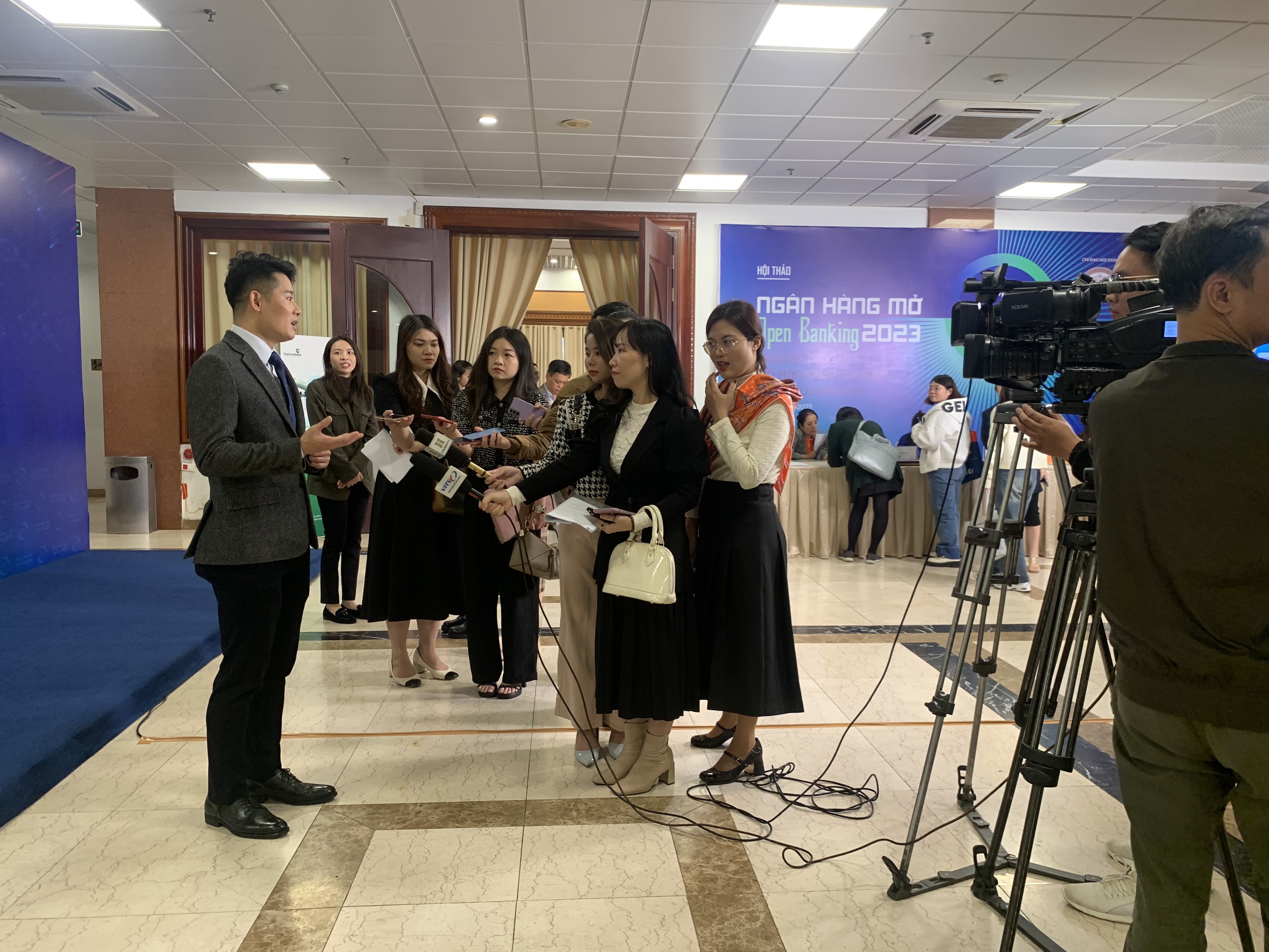 Nhiều phóng viên tác nghiệp bên lề hội thảo.