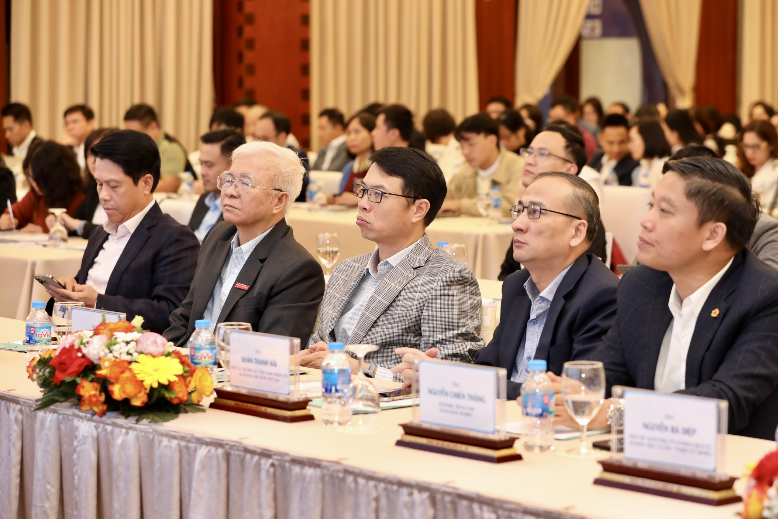 Với nội dung phong ph&uacute;, thiết thực v&agrave; rất mới được cung cấp bởi c&aacute;c chuy&ecirc;n gia đầu ng&agrave;nh, n&ecirc;n Hội thảo Open Banking 2023 đ&atilde; thu h&uacute;t sự quan t&acirc;m lớn của giới t&agrave;i ch&iacute;nh, ng&acirc;n h&agrave;ng... Kh&aacute;n ph&ograve;ng tổ chức hội thảo đ&atilde; kh&ocirc;ng c&ograve;n chỗ trống. Nhiều b&agrave;i tham luận của c&aacute;c đại biểu đang đảm tr&aacute;ch c&aacute;c c&ocirc;ng việc chuyển đổi số của ng&acirc;n h&agrave;ng đ&atilde; cung cấp th&ecirc;m những th&ocirc;ng tin hữu &iacute;ch, những g&oacute;c nh&igrave;n đa chiều về Open Banking tại Việt Nam.