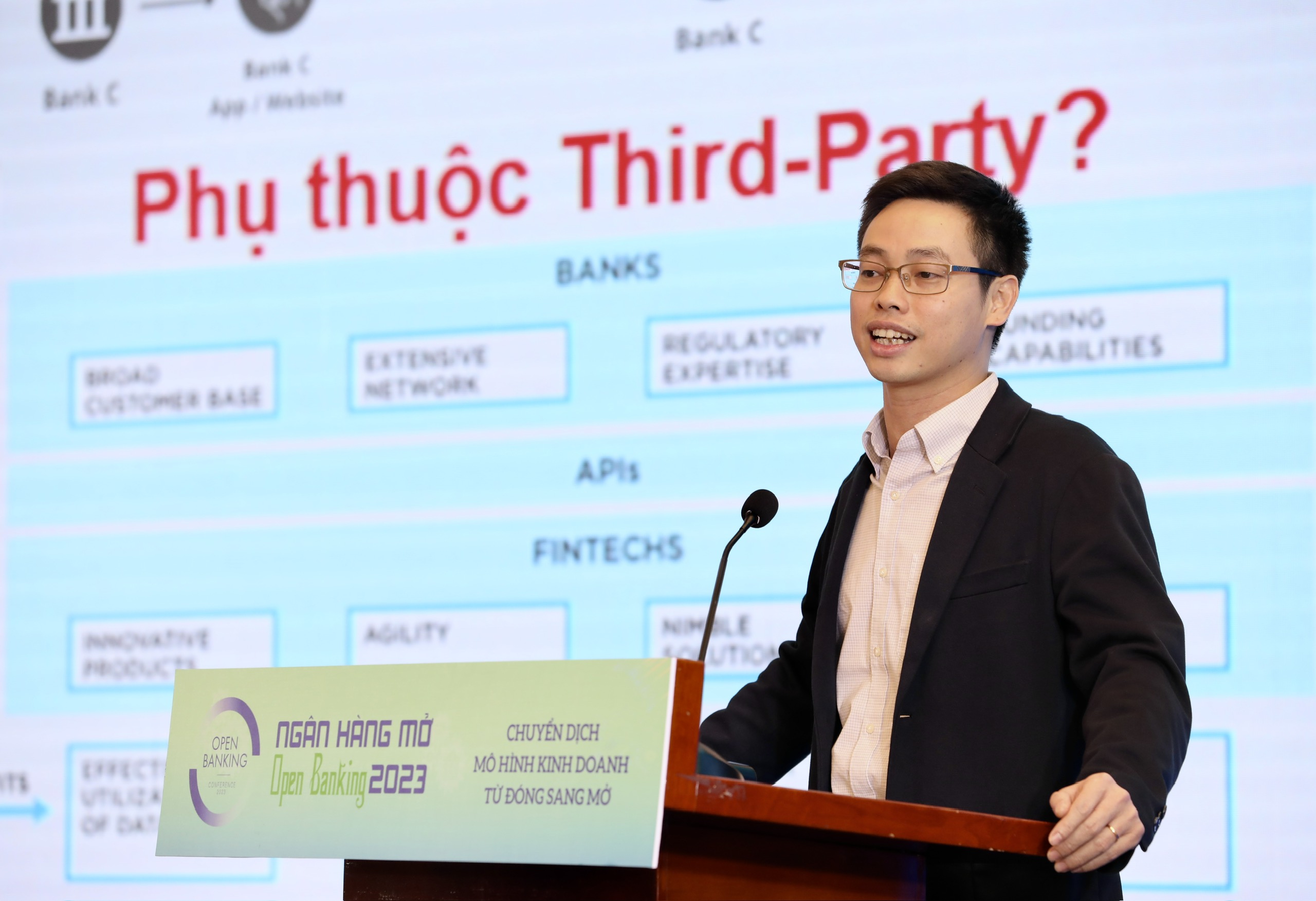 &Ocirc;ng Trần Quang Hưng, Ph&oacute; Cục trưởng Cục An to&agrave;n th&ocirc;ng tin (Bộ Th&ocirc;ng tin v&agrave; Truyền th&ocirc;ng), cũng cho rằng sự h&igrave;nh th&agrave;nh của những ng&acirc;n h&agrave;ng mở/ Open Bank l&agrave; xu hướng tất yếu của hoạt động kinh doanh ng&acirc;n h&agrave;ng trong thời đại c&aacute;ch mạng c&ocirc;ng nghiệp 4.0. Đ&acirc;y sẽ l&agrave; một trong những m&ocirc; h&igrave;nh đột ph&aacute; c&ocirc;ng nghệ t&agrave;i ch&iacute;nh, th&uacute;c đẩy qu&aacute; tr&igrave;nh ph&aacute;t triển số theo hướng th&ocirc;ng minh v&agrave; cởi mở, gi&uacute;p chuyển đổi số th&agrave;nh c&ocirc;ng lĩnh vực ng&acirc;n h&agrave;ng...