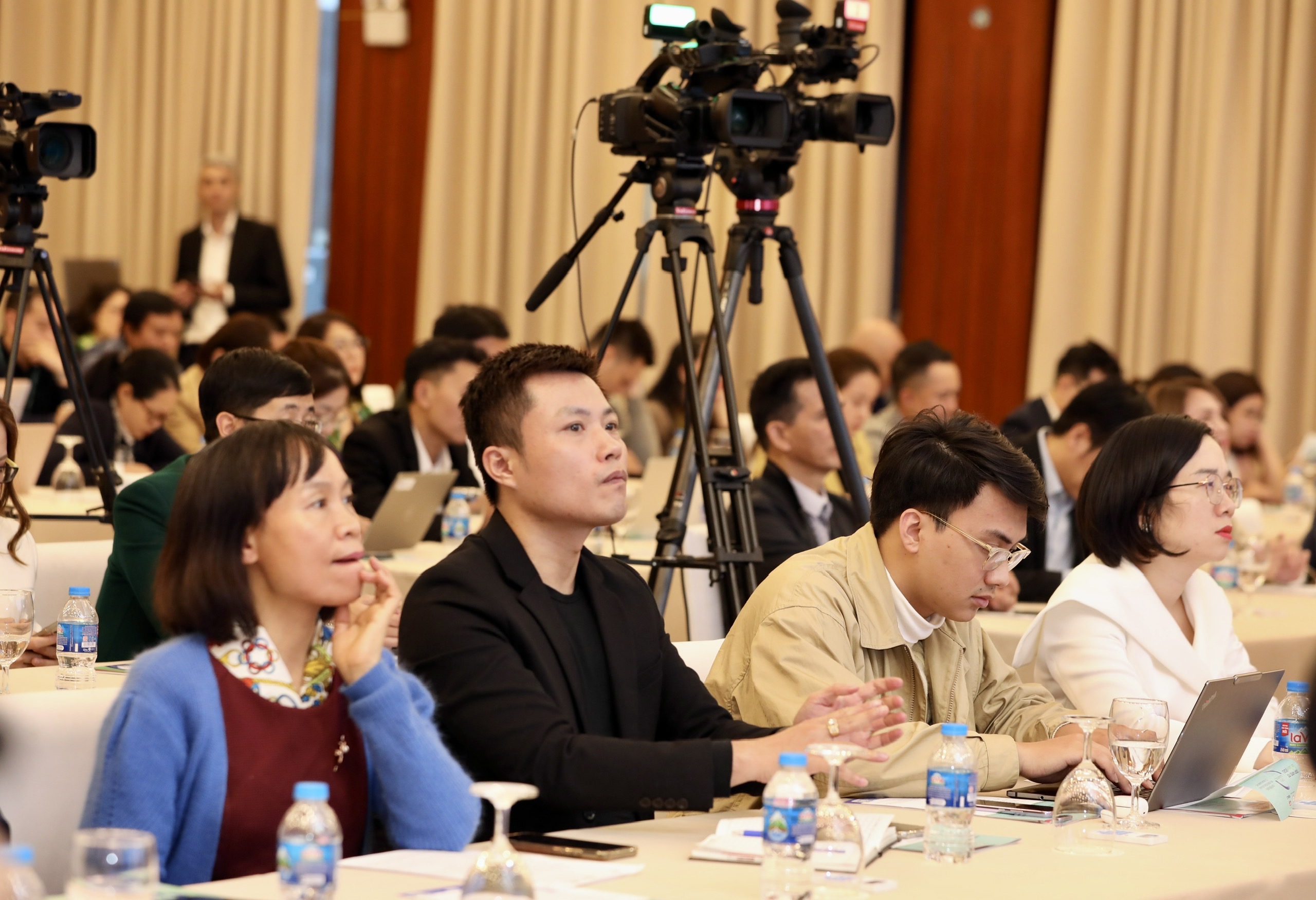Các phóng viên theo dõi tài chính, ngân hàng của nhiều báo lớn đã đăng ký tham dự hội thảo từ rất sớm