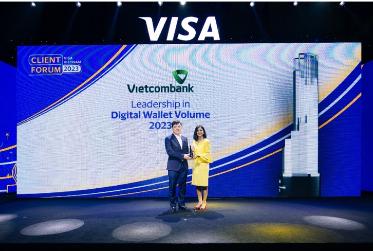 Ông Hồ Văn Tuấn - Phó Tổng Giám đốc Vietcombank (bên trái) nhận giải thưởng.