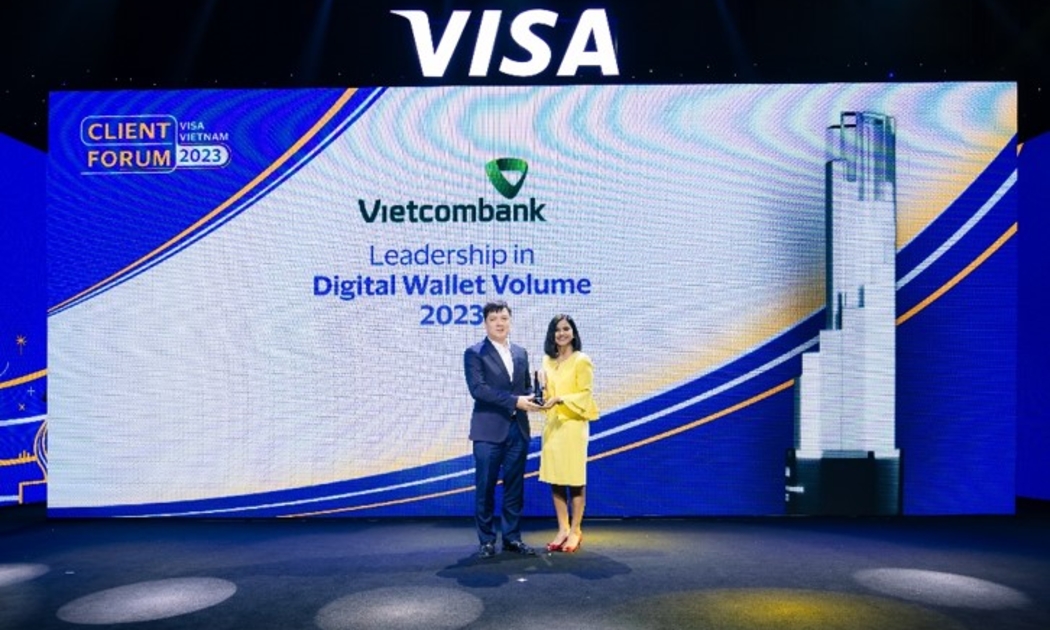 Ông Hồ Văn Tuấn - Phó Tổng Giám đốc Vietcombank (bên trái) nhận giải thưởng.