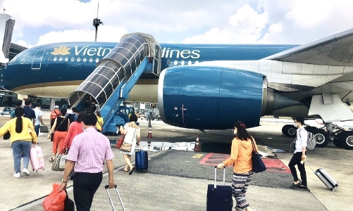 Dù doanh thu năm 2022 trên 70.000 tỷ đồng vượt xa chỉ tiêu, hãng bay quốc gia vẫn chịu nhiều bất lợi