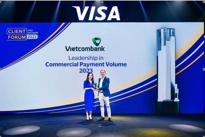 Bà Vũ Thị Hồng Nhung - Phó Trưởng phòng Chính sách Sản phẩm Bán buôn Vietcombank (bên trái) nhận giải thưởng.
