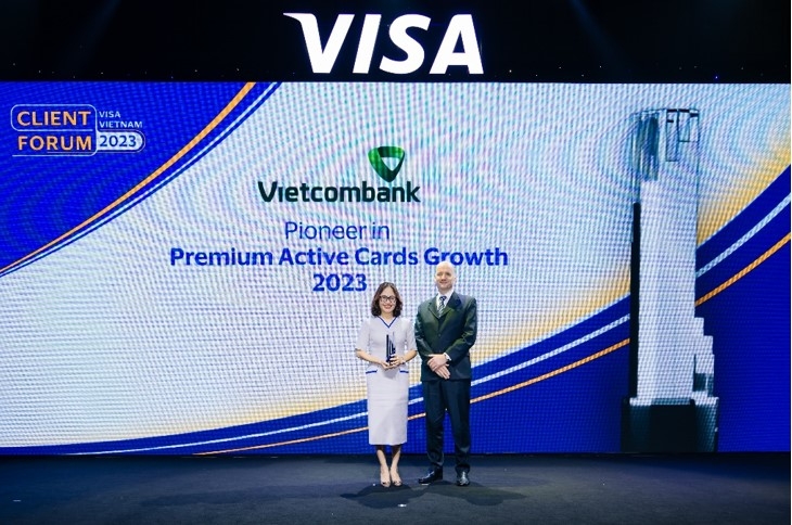 Bà Trần Thị Hạnh – Trưởng phòng Phát triển Sản phẩm Bán lẻ Vietcombank (bên trái) nhận giải thưởng.