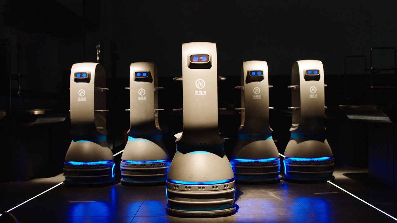 Sự thiếu hụt lao động này mang lại cơ hội “việc làm” cho robot dịch vụ thương mại.  