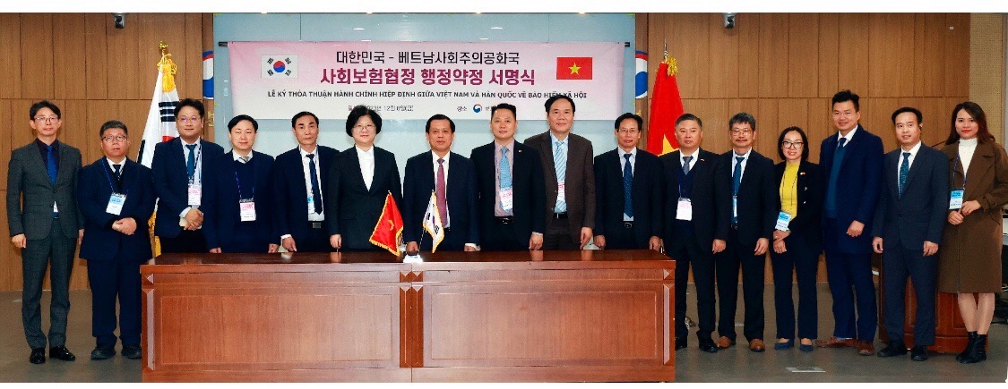 Đo&agrave;n c&ocirc;ng t&aacute;c Bộ Lao động - Thương binh v&agrave; X&atilde; hội Việt Nam c&ugrave;ng Bộ Y tế v&agrave; Ph&uacute;c lợi H&agrave;n Quốc sau lễ k&yacute;. Ảnh - MOLISA.