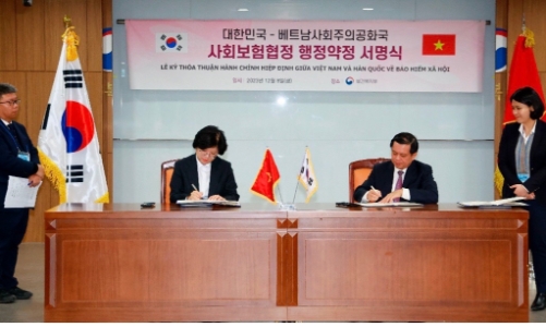Việt Nam - Hàn Quốc ký Thỏa thuận triển khai Hiệp định về bảo hiểm xã hội
