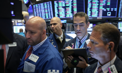 Chứng khoán Mỹ xanh sau 3 phiên giảm liên tiếp, giá dầu vẫn dưới mốc 70 USD/thùng