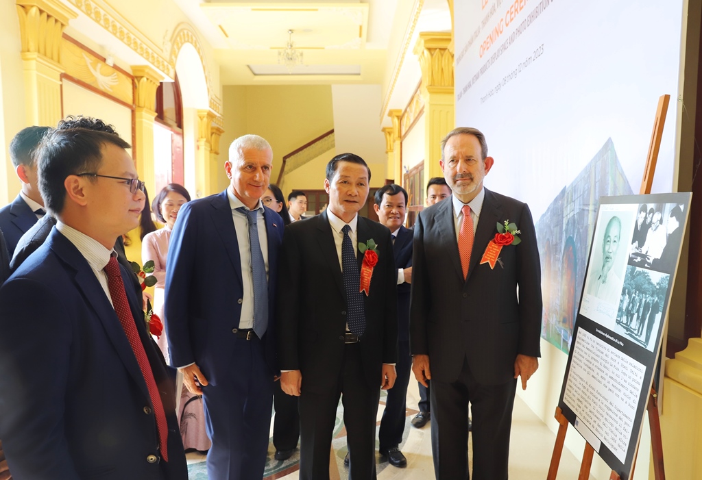 Sau lễ cắt băng chính thức khai trương gian hàng, triển lãm ảnh và công bố lịch chiếu phim Italia; các đại biểu đã đi thăm quan các gian hàng giới thiệu sản phẩm cũng như chiêm ngưỡng bộ ảnh “Nửa thế kỷ hữu nghị Việt Nam – Italia” được trưng bày tại Nhà hát Ca múa kịch Lam Sơn. 