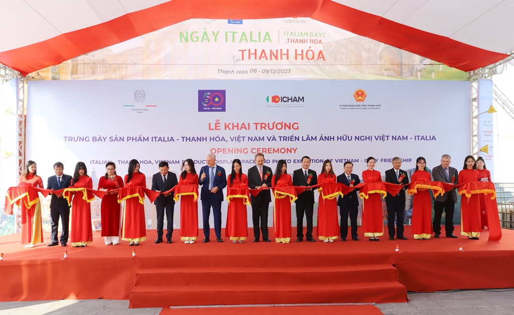 Các đại biểu cắt băng khai trương gian hàng, triển lãm ảnh và công bố lịch chiếu phim Italia.