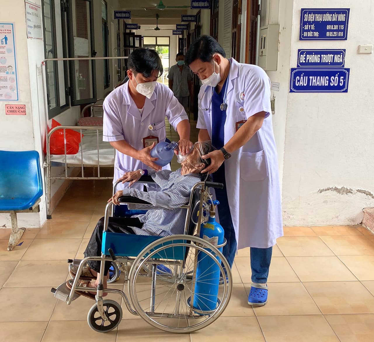 Sáng kiến "Xe lăn cải tiến" của Bác sỹ Nguyễn Thanh Hà, Trưởng khoa Nội tổng hợp (Bệnh viện Đa khoa huyện Đức Thọ, tỉnh Hà Tĩnh và cộng sự). Ảnh - Tuấn Dũng.