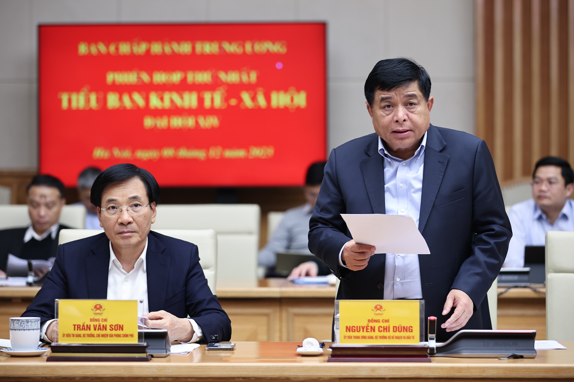 Bộ trưởng Bộ Kế hoạch v&agrave; Đầu tư Nguyễn Ch&iacute; Dũng b&aacute;o c&aacute;o tại Phi&ecirc;n họp - Ảnh: VGP/Nhật Bắc