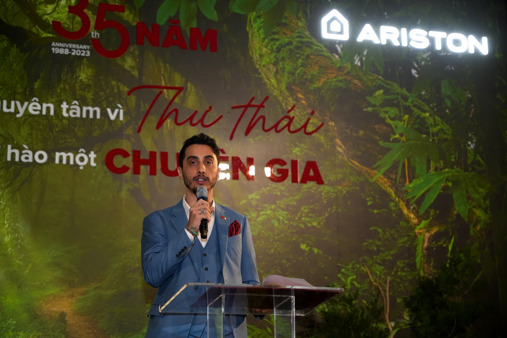 Ông Luigi Santoro, Tổng Giám đốc Ariston Việt Nam chia sẻ tại Triển lãm nghệ thuật đa giác quan lần đầu tiên được tổ chức tại Hà Nội ngày 9/12.