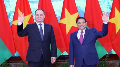 PM holds talks with Belarusian counterpart