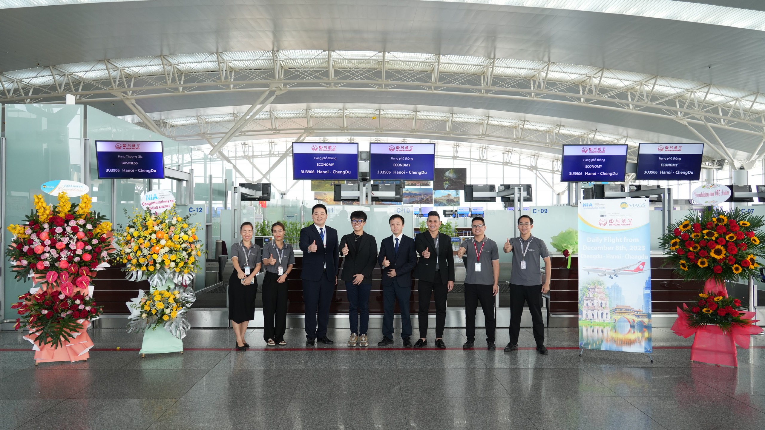 Hãng hàng không Sichuan Airlines bắt đầu khai thác chuyến bay từ Thành Đô (Tứ Xuyên) đến Việt Nam qua sân bay Nội Bài (Hà Nội).