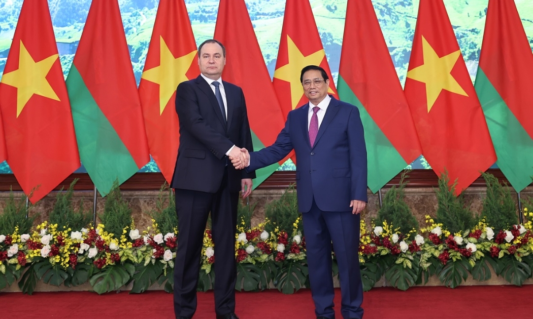 Thủ tướng Phạm Minh Chính và Thủ tướng Belarus Roman Golovchenko. Ảnh: VGP.