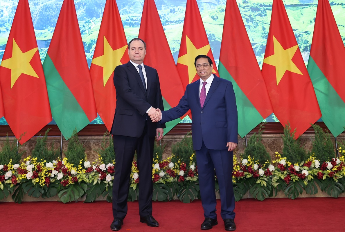 Thủ tướng Phạm Minh Chính và Thủ tướng Belarus Roman Golovchenko. Ảnh: VGP.