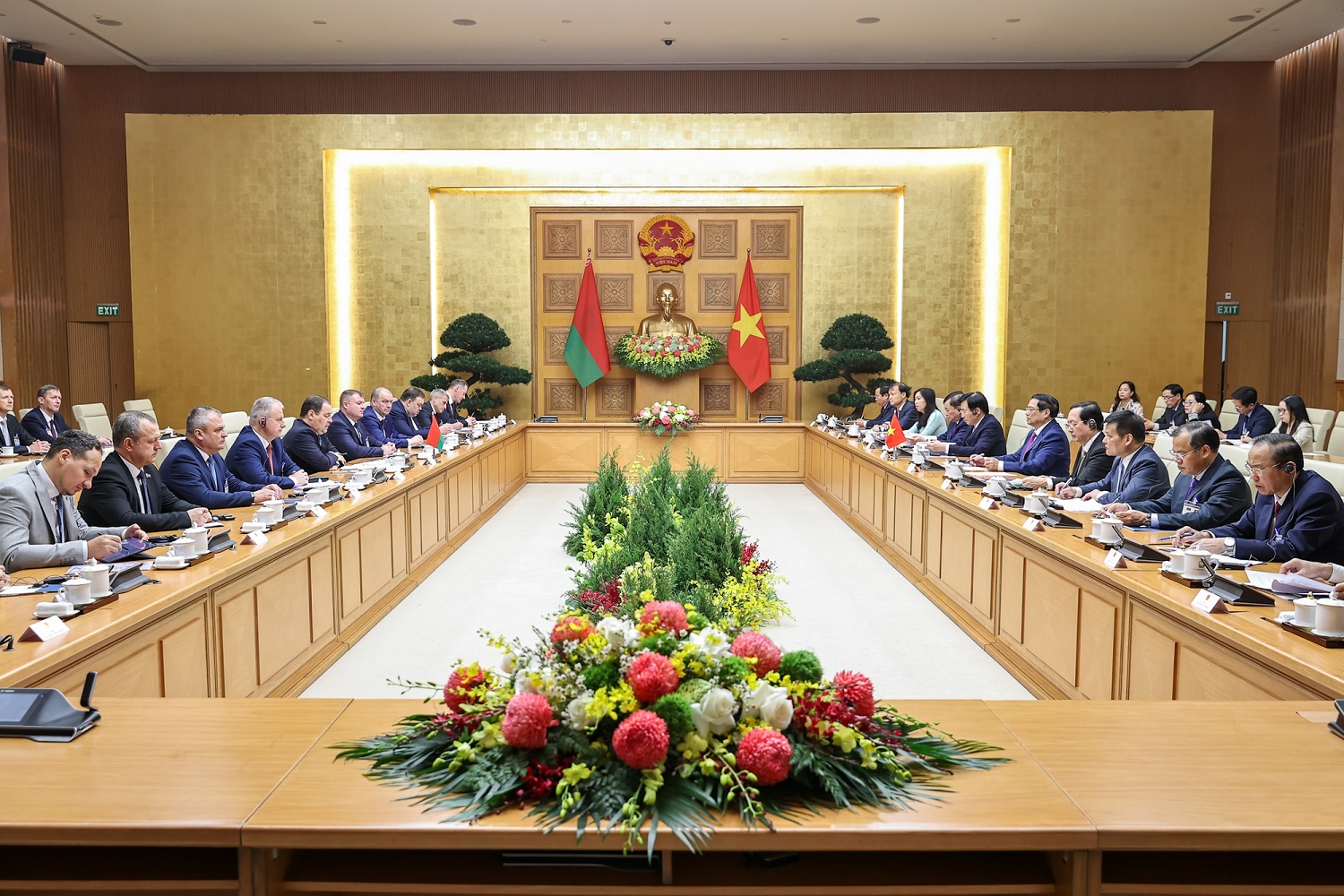 Thủ tướng Chính phủ Phạm Minh Chính hội đàm với Thủ tướng Roman Golovchenko. Ảnh: VGP.