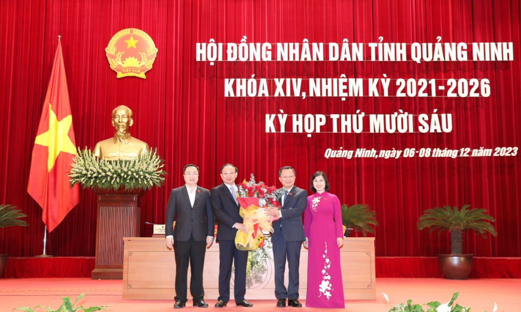 Thường trực Tỉnh uỷ chúc mừng ông Cao Tường Huy, Phó Bí thư Tỉnh ủy, Chủ tịch UBND tỉnh.